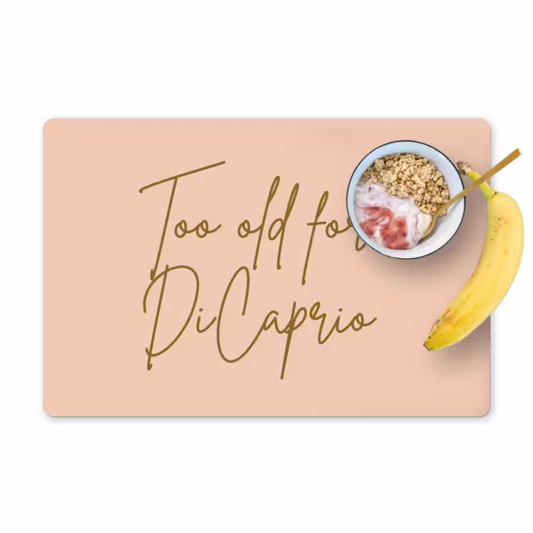 Too old for dicaprio - Roze - Groen Placemat vinyl groot -zzzproduct_Kitchenyeah-website