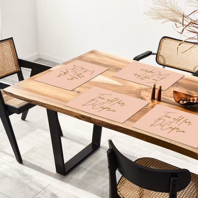 Too old for dicaprio - Roze - Groen Placemat vinyl groot -zzsfeer4_Kitchenyeah-website