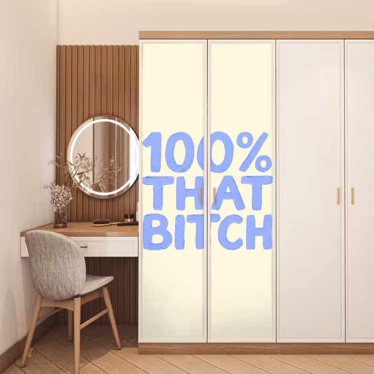 100% that bitch - Blauw - Wit deurposter klein -sfeer3