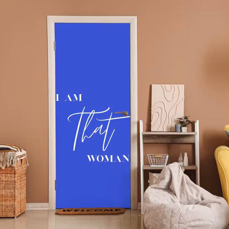 Blauw - I am that woman - Sierlijk - Minimalistisch deurposter klein -sfeer1