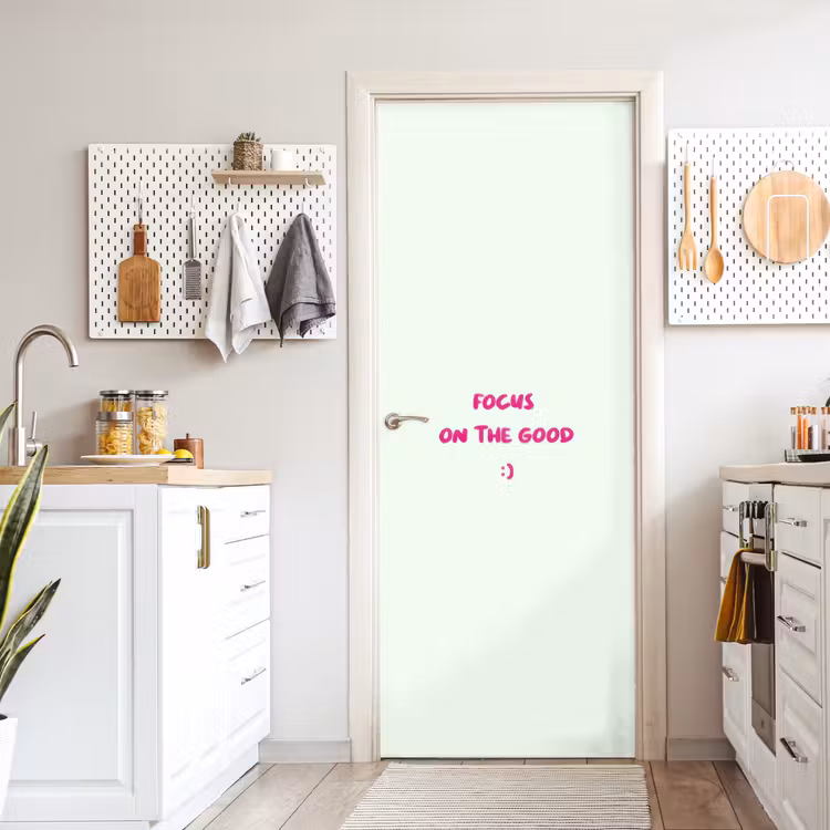 Focus - Beige - Roze - Smiley deurposter klein -sfeer5