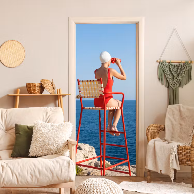 Vrouw - Zee - Kust - Verrekijker - Rood deurposter klein -sfeer2