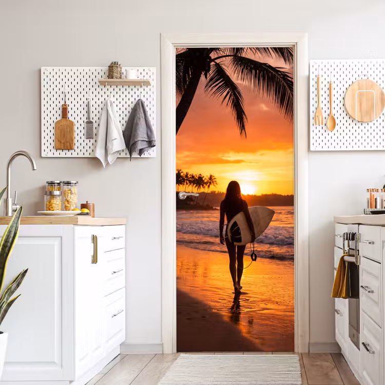 Vrouw - Surfplank - Strand - Zonsondergang - Oranje deurposter klein -sfeer5