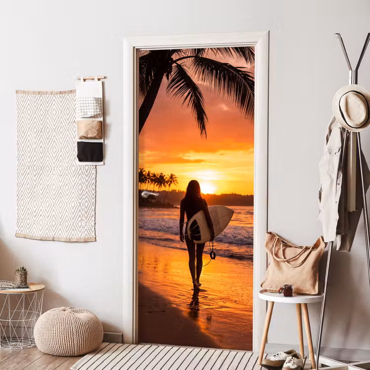 Vrouw - Surfplank - Strand - Zonsondergang - Oranje deurposter klein -sfeer6