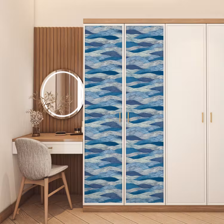 Getekend - Blauw - Wit - Golvend - Streepjes deurposter klein 289 -sfeer3