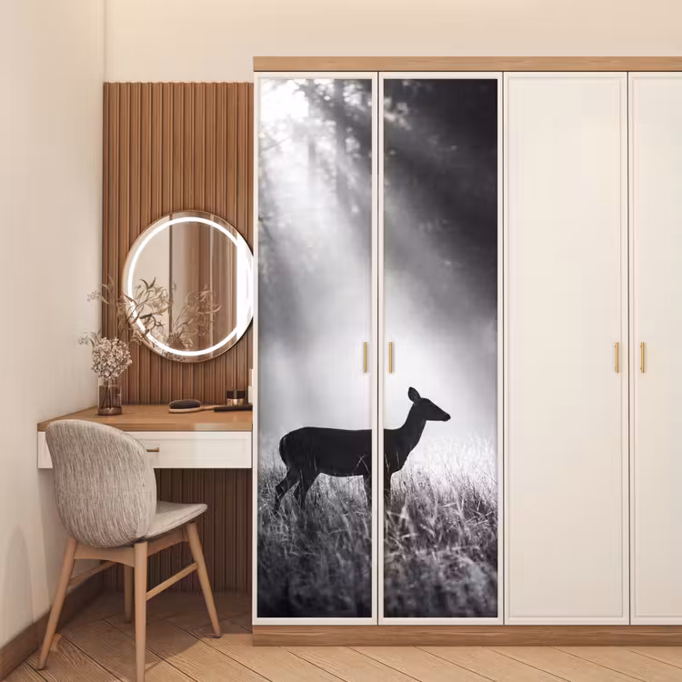 Hert - Bos - Zonnestralen - Zwart-wit - Natuur deurposter klein -sfeer3