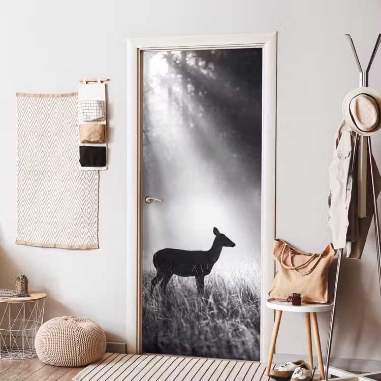 Hert - Bos - Zonnestralen - Zwart-wit - Natuur deurposter klein -sfeer6
