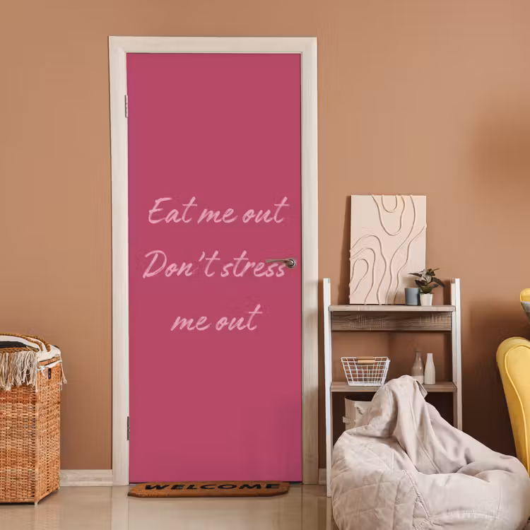 eat me out don't stress me out - Roze - Minimalistisch deurposter klein -sfeer1