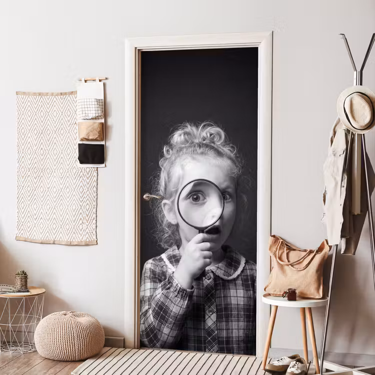 Kind - Vergrootglas - Portret - Zwart-wit deurposter klein -sfeer6