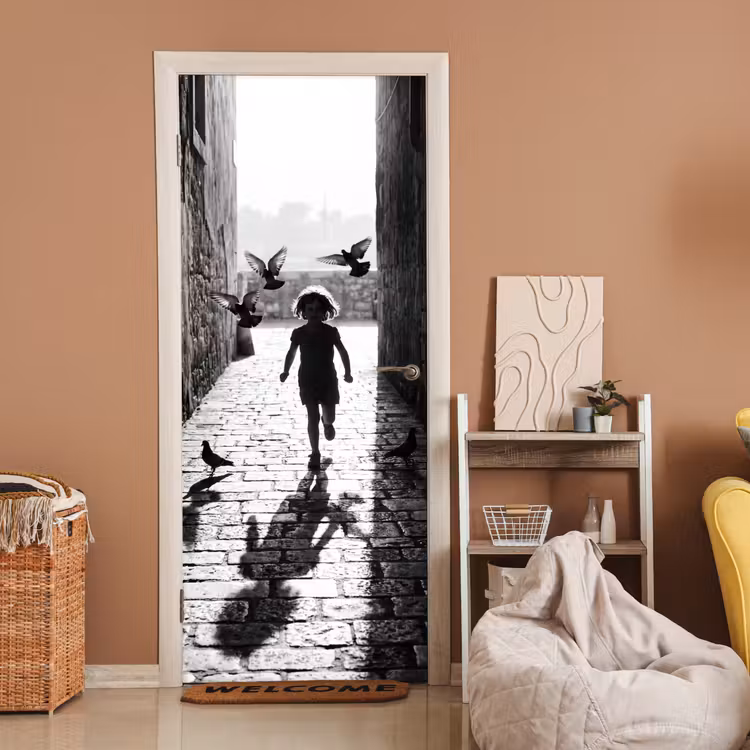 Kind - Vogel - Straat - Zwart-wit - Spelen deurposter klein -sfeer1