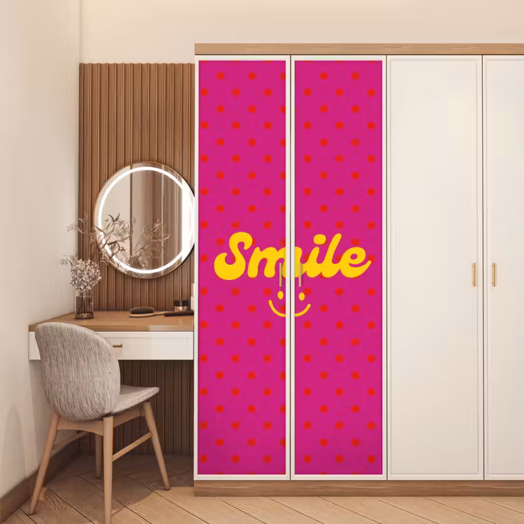 Smile - Stippen - Geel - Smiley - Roze deurposter klein -sfeer3