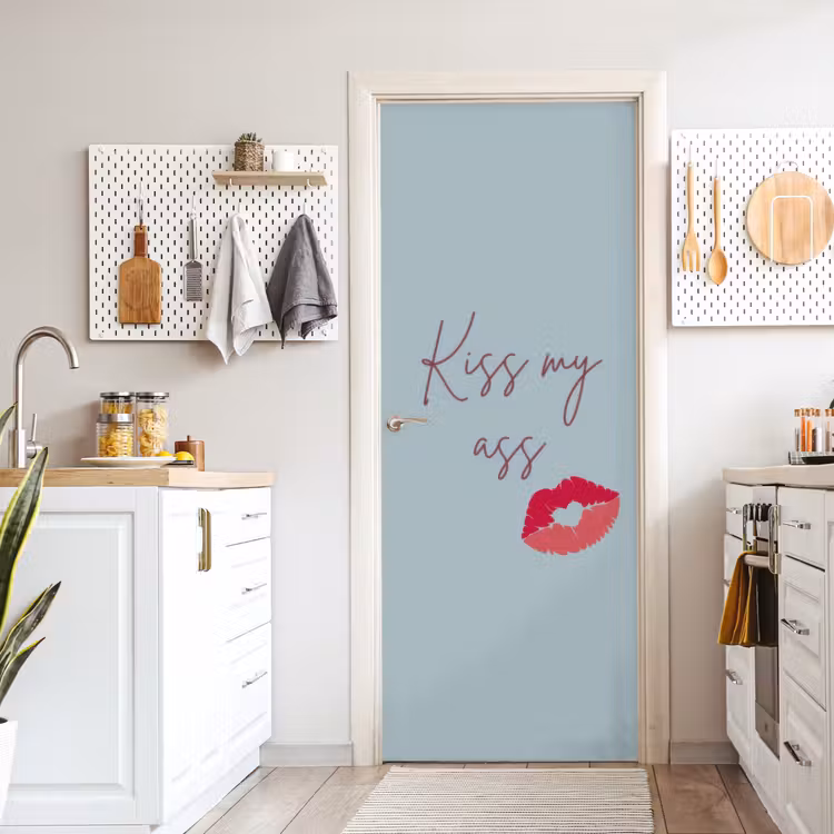 Kiss my ass - Lip - Blauw deurposter klein -sfeer5