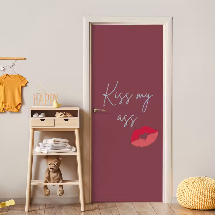 Kiss my ass - Lip - Bordeaux deurposter klein -sfeer4
