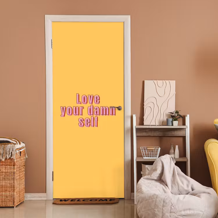 Love yourself - Roze - Geel deurposter klein -sfeer1