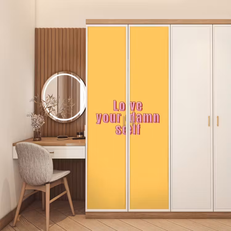 Love yourself - Roze - Geel deurposter klein -sfeer3