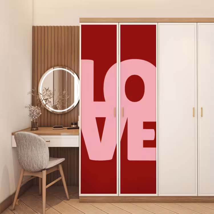 Love - Rood - Blokletters deurposter klein -sfeer3