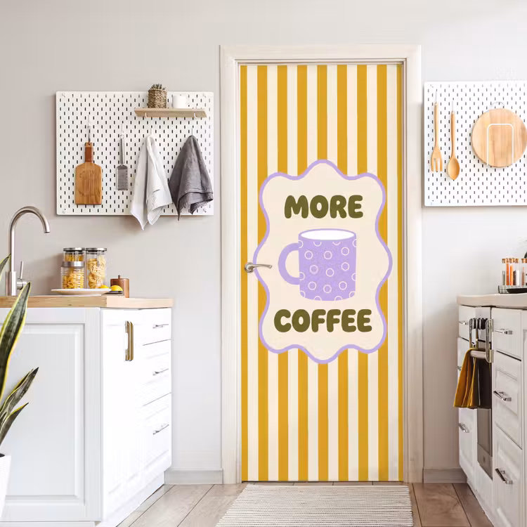 More coffee - Geel - Paars - Strepen - Mok deurposter klein -sfeer5