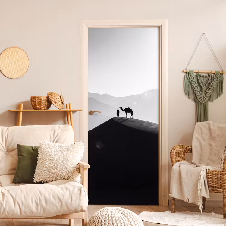 Mens - Kameel - Zandduin - Natuur - Monochroom deurposter klein -sfeer2