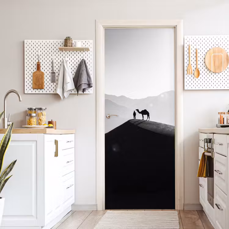 Mens - Kameel - Zandduin - Natuur - Monochroom deurposter klein -sfeer5