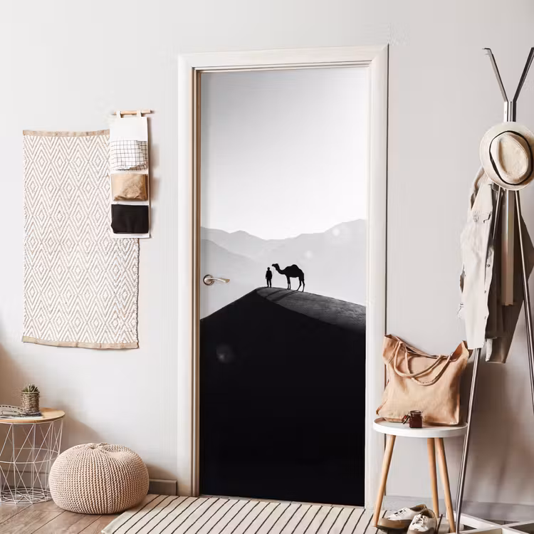 Mens - Kameel - Zandduin - Natuur - Monochroom deurposter klein -sfeer6