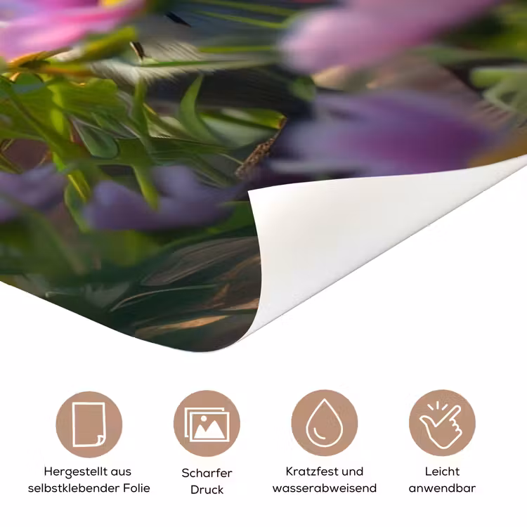 Süßes Tier mit Bauhelm im Blumenfeld. deurposter klein -tcloseup_DE