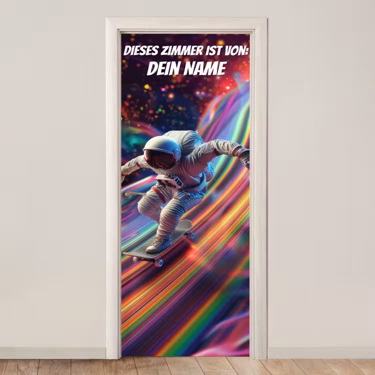 Astronaut auf Skateboard im bunten Weltraum mit personalisierbarem Namensfeld. deurposter klein -3d_beige
