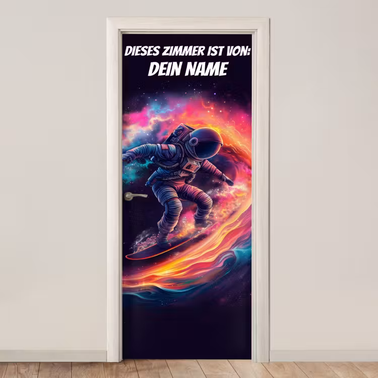 Astronaut surft durch das Weltall mit personalisierbarem Namensfeld. deurposter klein -3d_beige