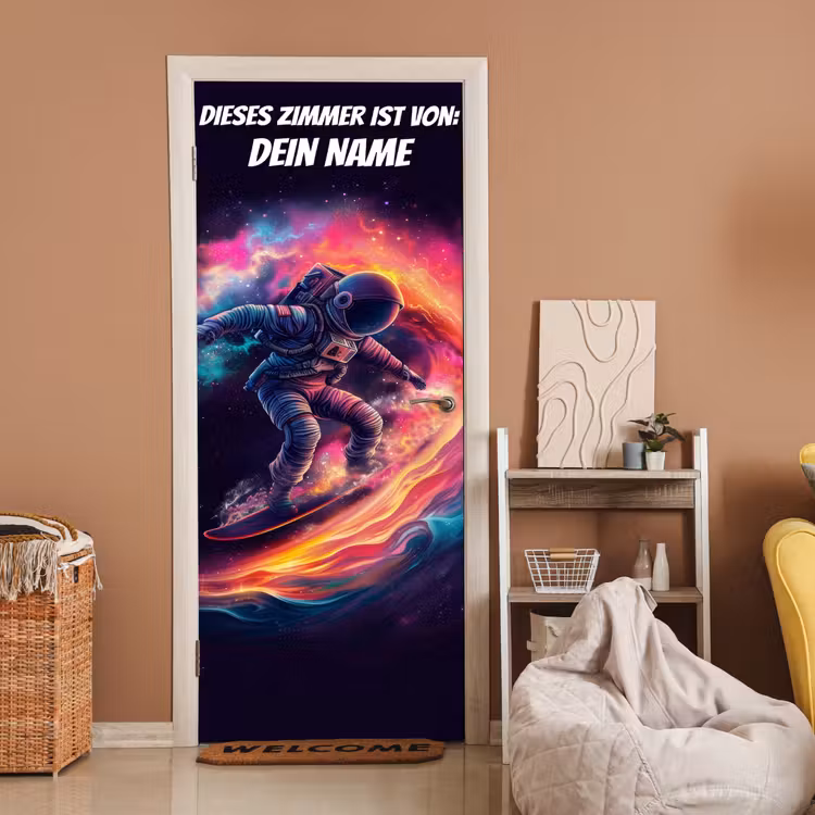 Astronaut surft durch das Weltall mit personalisierbarem Namensfeld. deurposter klein -sfeer1