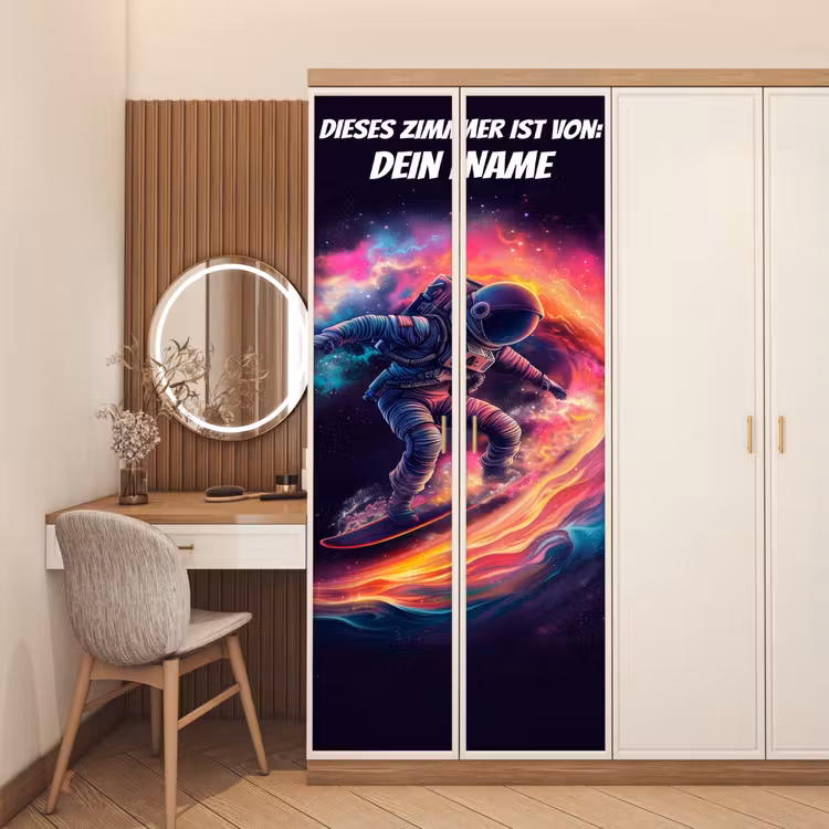 Astronaut surft durch das Weltall mit personalisierbarem Namensfeld. deurposter klein -sfeer3