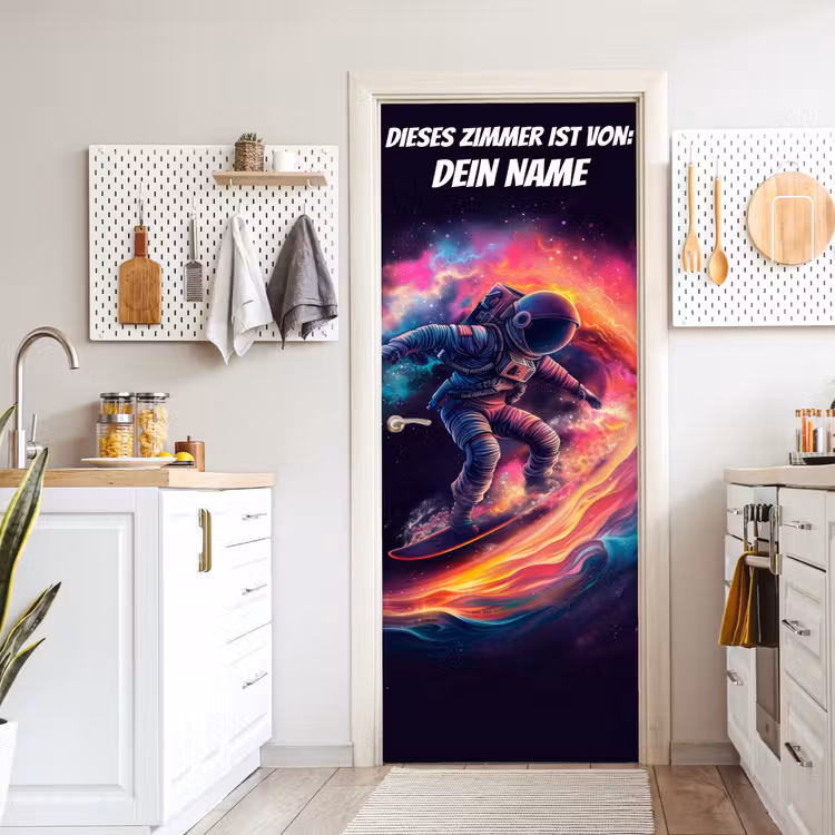 Astronaut surft durch das Weltall mit personalisierbarem Namensfeld. deurposter klein -sfeer5
