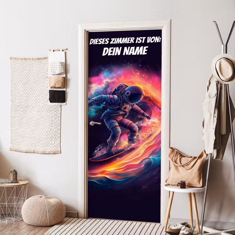 Astronaut surft durch das Weltall mit personalisierbarem Namensfeld. deurposter klein -sfeer6