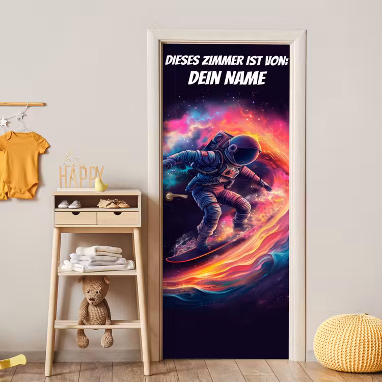 Astronaut surft durch das Weltall mit personalisierbarem Namensfeld. deurposter klein -sfeer4