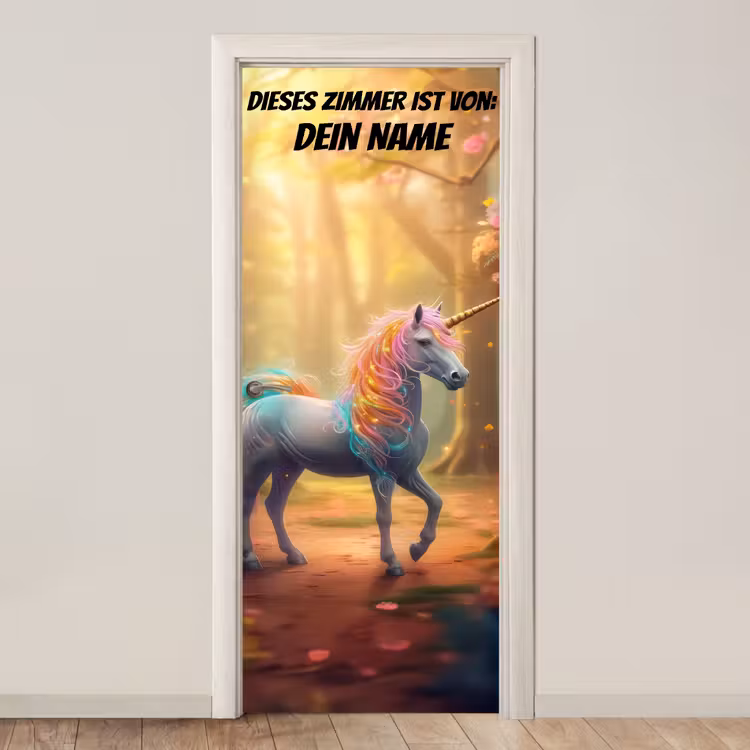 Einhorn mit leuchtender bunter Mähne im Zauberwald mit personalisierbarem Text oben. deurposter klein -3d_beige
