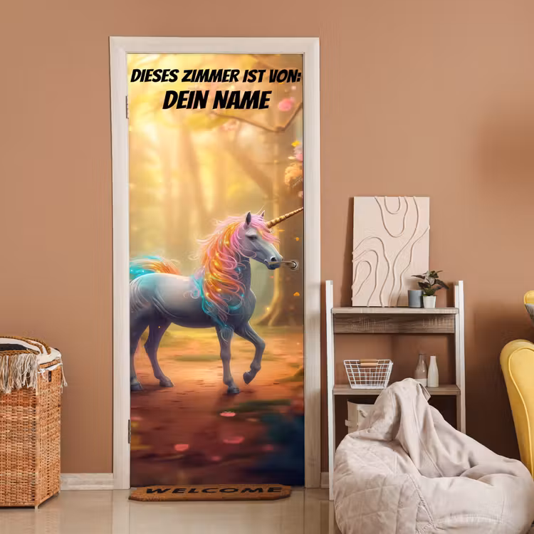 Einhorn mit leuchtender bunter Mähne im Zauberwald mit personalisierbarem Text oben. deurposter klein -sfeer1