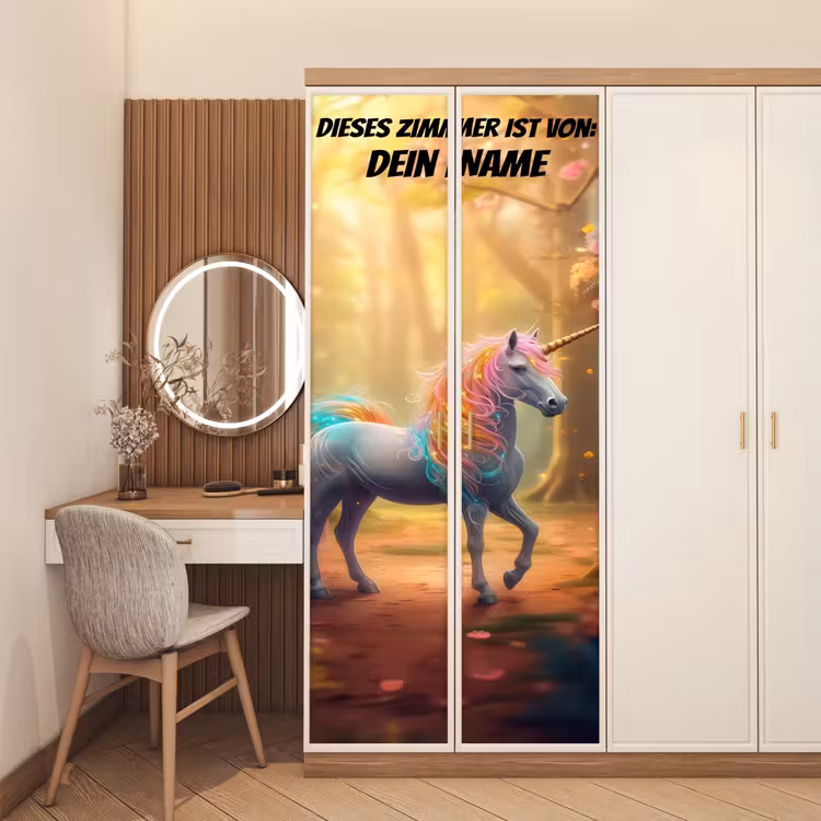 Einhorn mit leuchtender bunter Mähne im Zauberwald mit personalisierbarem Text oben. deurposter klein -sfeer3