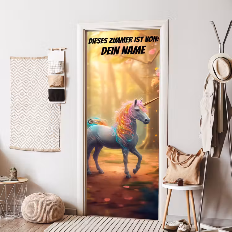 Einhorn mit leuchtender bunter Mähne im Zauberwald mit personalisierbarem Text oben. deurposter klein -sfeer6
