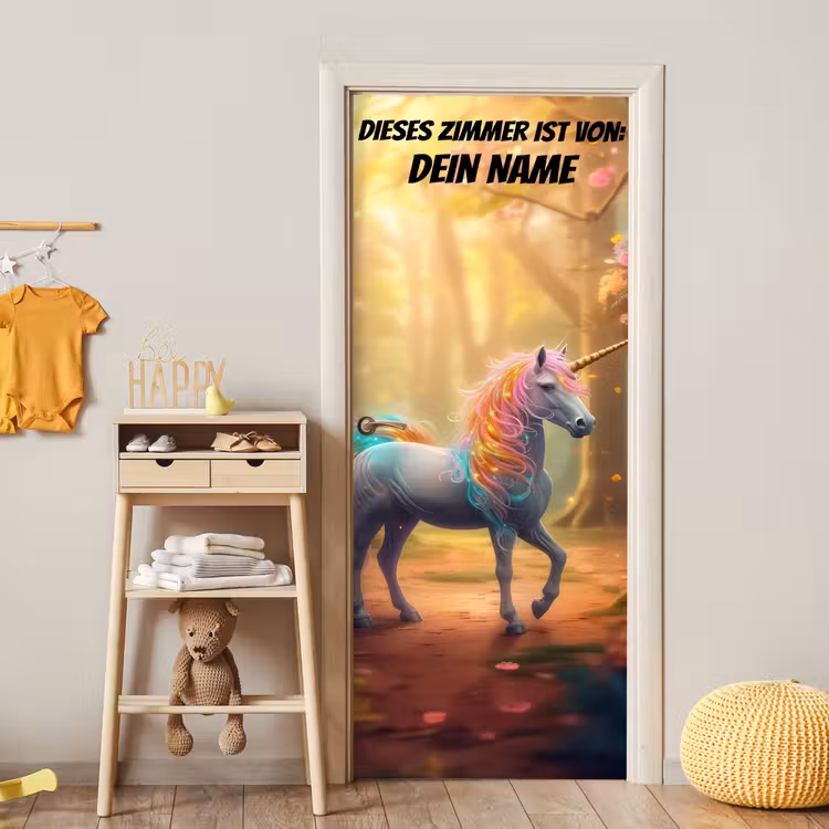 Einhorn mit leuchtender bunter Mähne im Zauberwald mit personalisierbarem Text oben. deurposter klein -sfeer4