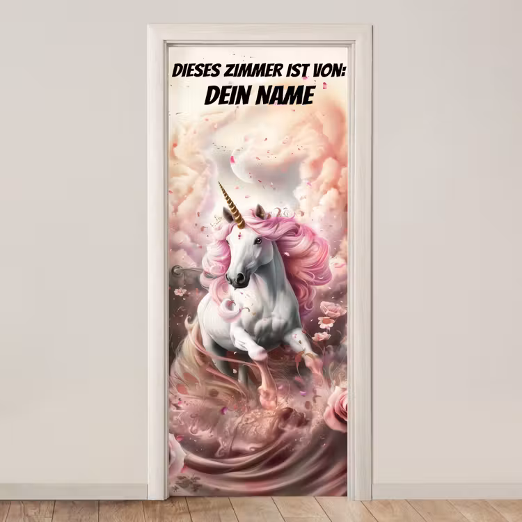 Einhorn mit rosa Mähne in magischer Wolkenlandschaft mit personalisierbarem Text oben. deurposter klein -3d_beige