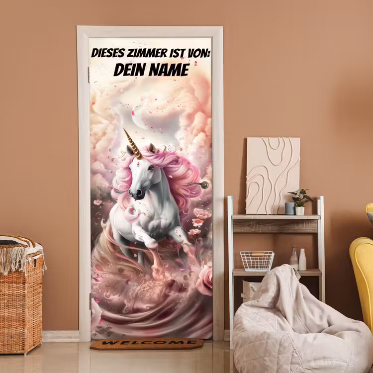 Einhorn mit rosa Mähne in magischer Wolkenlandschaft mit personalisierbarem Text oben. deurposter klein -sfeer1