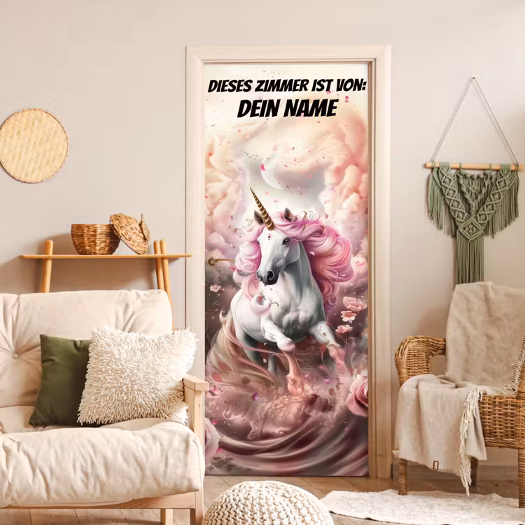 Einhorn mit rosa Mähne in magischer Wolkenlandschaft mit personalisierbarem Text oben. deurposter klein -sfeer2