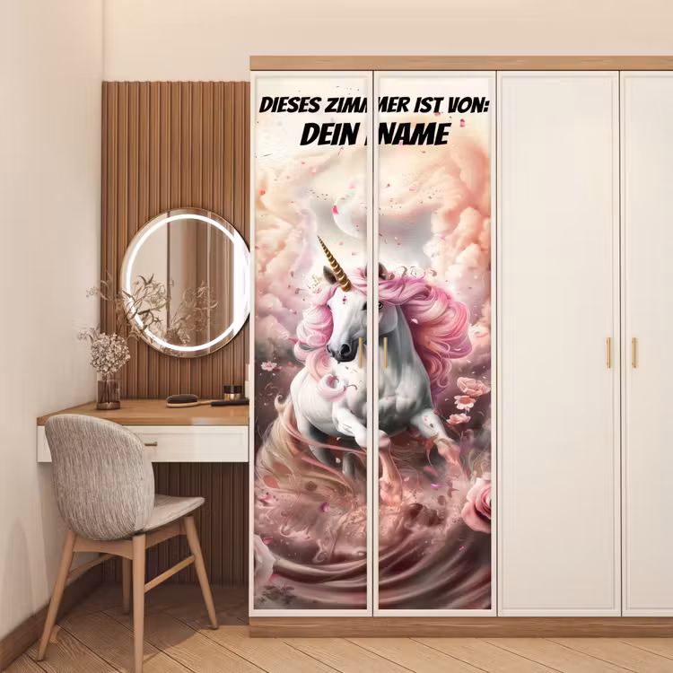 Einhorn mit rosa Mähne in magischer Wolkenlandschaft mit personalisierbarem Text oben. deurposter klein -sfeer3