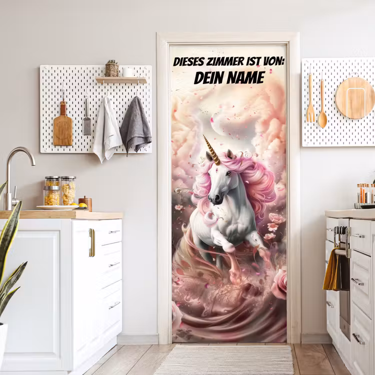 Einhorn mit rosa Mähne in magischer Wolkenlandschaft mit personalisierbarem Text oben. deurposter klein -sfeer5