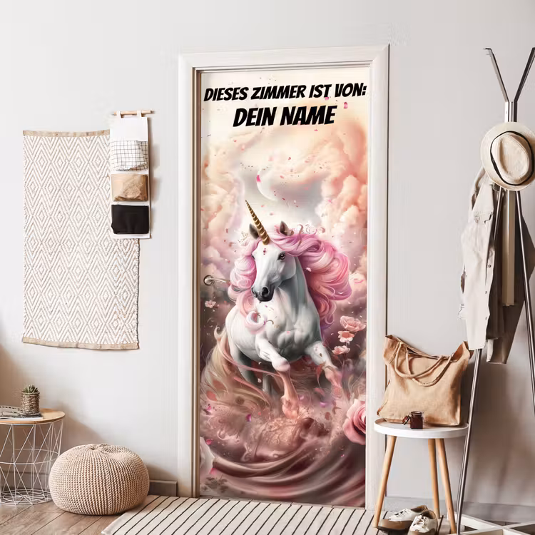 Einhorn mit rosa Mähne in magischer Wolkenlandschaft mit personalisierbarem Text oben. deurposter klein -sfeer6