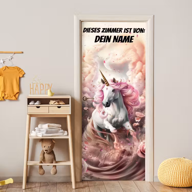 Einhorn mit rosa Mähne in magischer Wolkenlandschaft mit personalisierbarem Text oben. deurposter klein -sfeer4