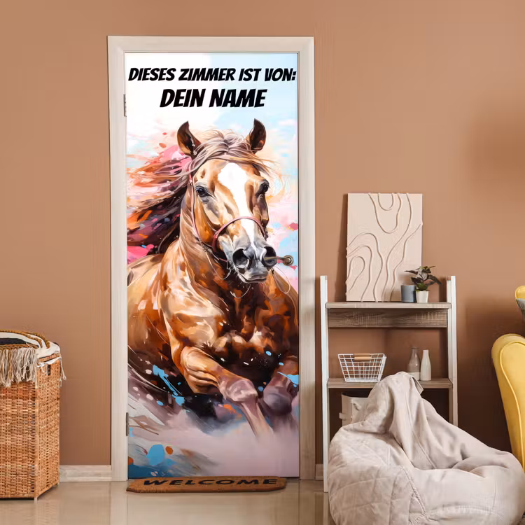 Gemaltes Pferd in Bewegung mit bunten Farbspritzern und personalisierbarem Text oben. deurposter klein -sfeer1
