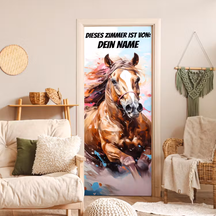 Gemaltes Pferd in Bewegung mit bunten Farbspritzern und personalisierbarem Text oben. deurposter klein -sfeer2