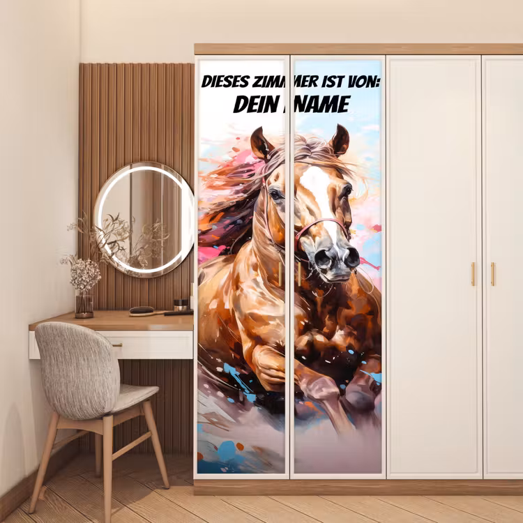 Gemaltes Pferd in Bewegung mit bunten Farbspritzern und personalisierbarem Text oben. deurposter klein -sfeer3