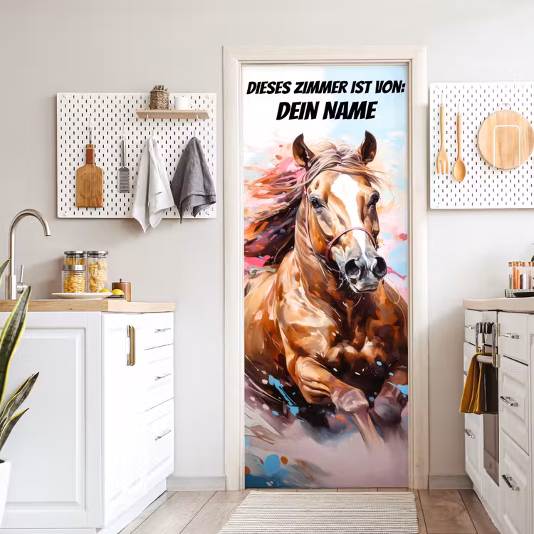 Gemaltes Pferd in Bewegung mit bunten Farbspritzern und personalisierbarem Text oben. deurposter klein -sfeer5