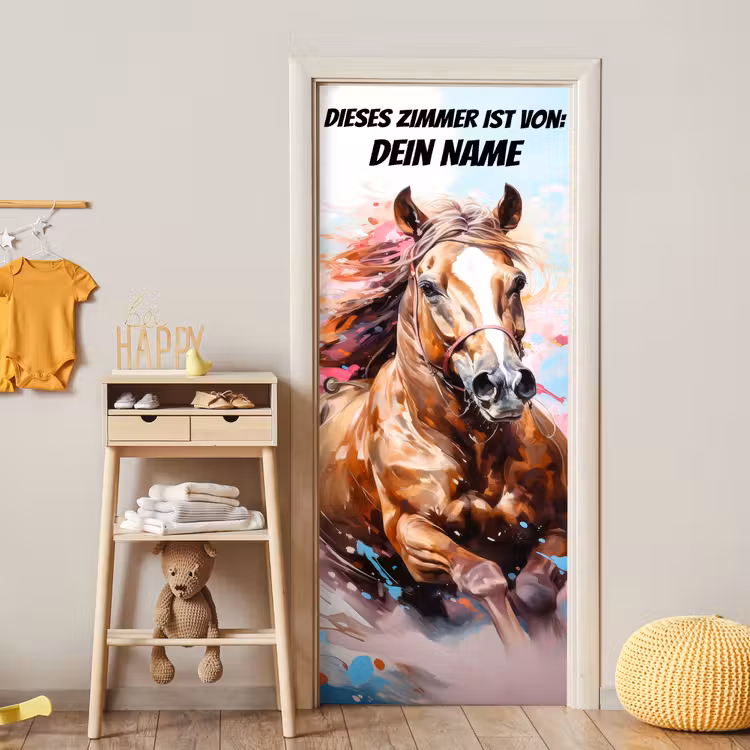 Gemaltes Pferd in Bewegung mit bunten Farbspritzern und personalisierbarem Text oben. deurposter klein -sfeer4
