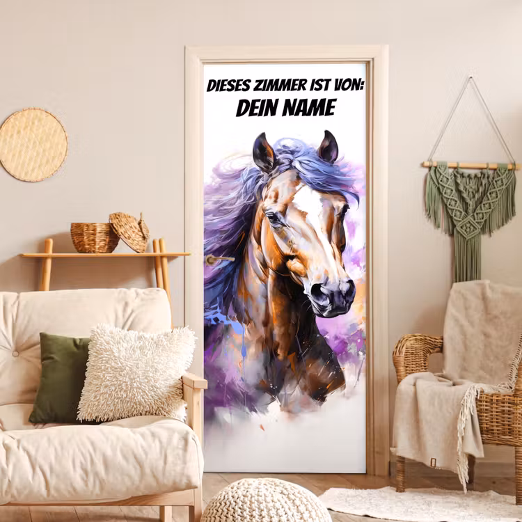 Gemaltes Pferd mit fließender Mähne und personalisierbarem Text oben. deurposter klein -sfeer2